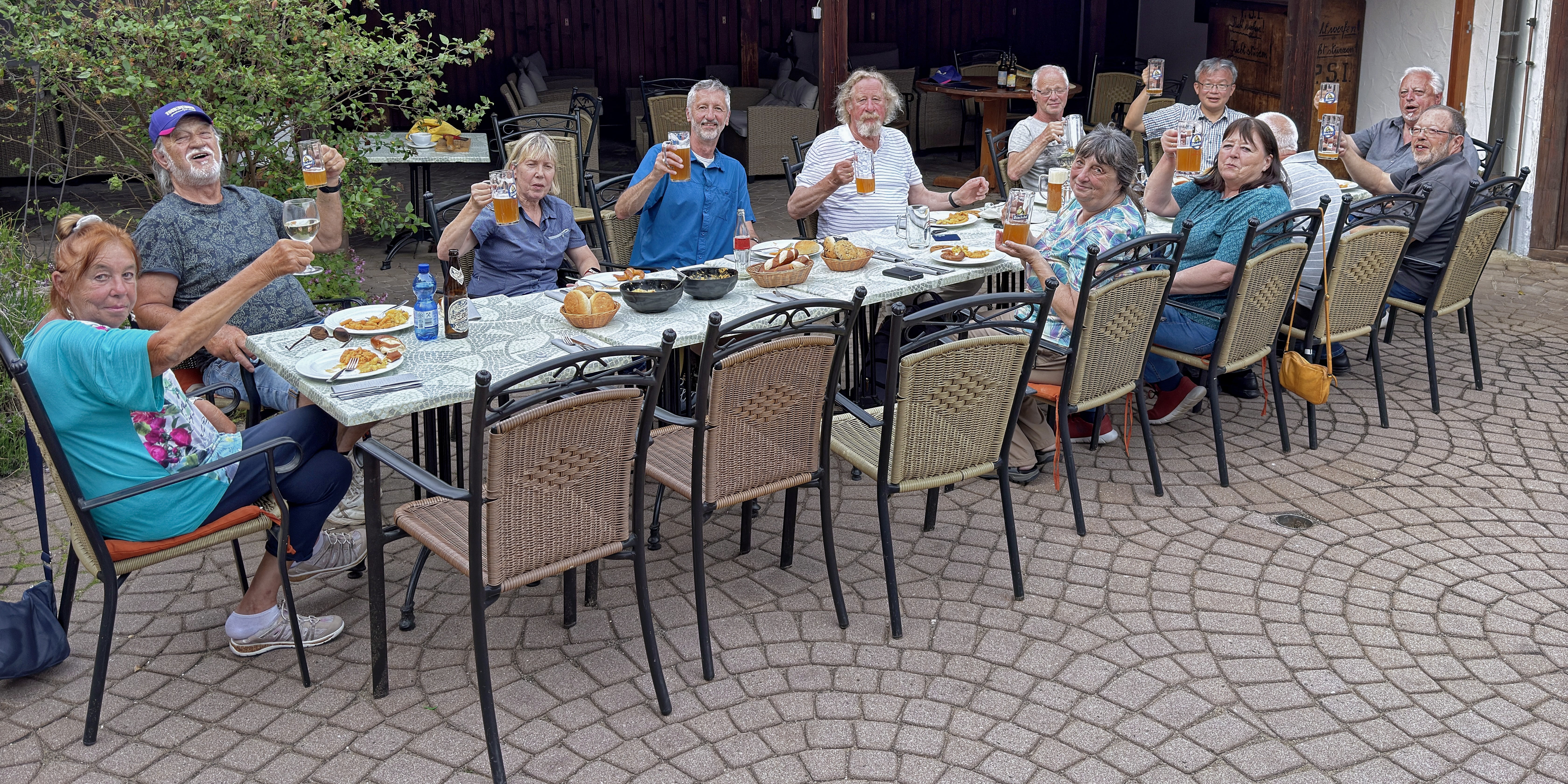 Sonntag Abend: gemütliches Zusammensein bei Gegrilltem & Bier